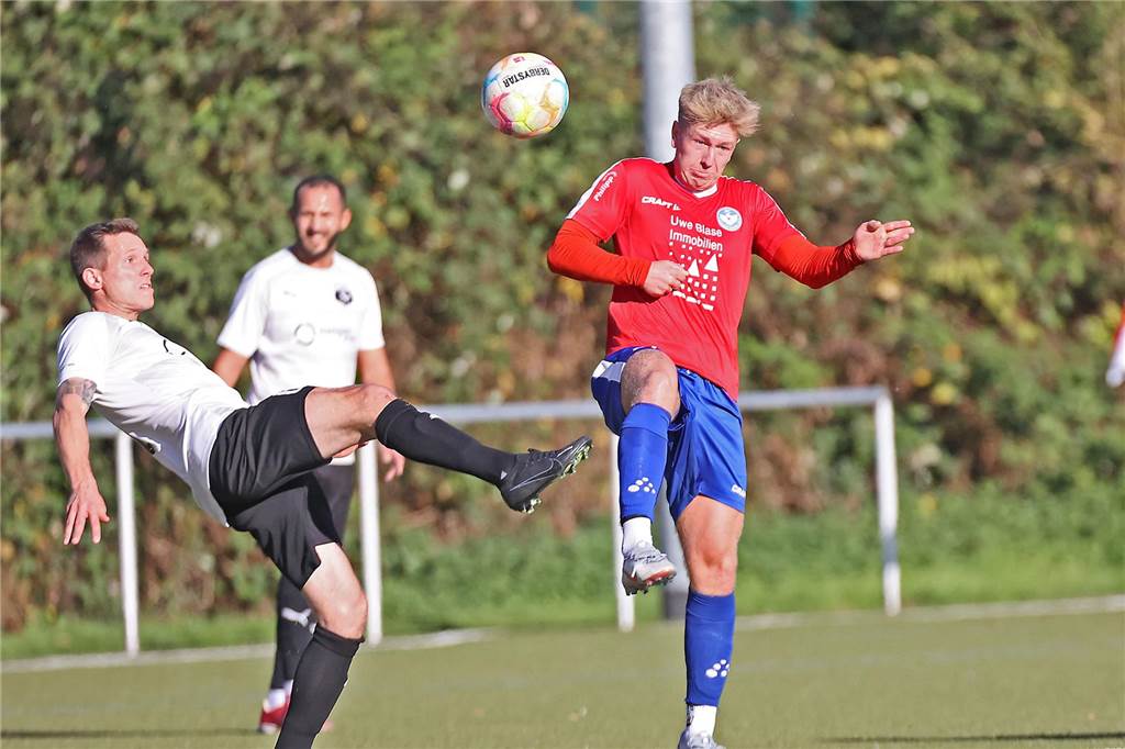 Seinen Rang als aktueller Aufstiegsanwärter hat der FC Castrop-Rauxel durch einen 1:0 (0:0)-Sieg als Gast des SV Westfalia Huckarde unterstrichen. Die 100 Zuschauer, die den Kunstrasen am Blumenkamp säumten, bekamen etwas geboten. Neben dem Tor auch einen verschossenen Elfmeter und einen Platzverweis durch Gelb-Rote Karte.