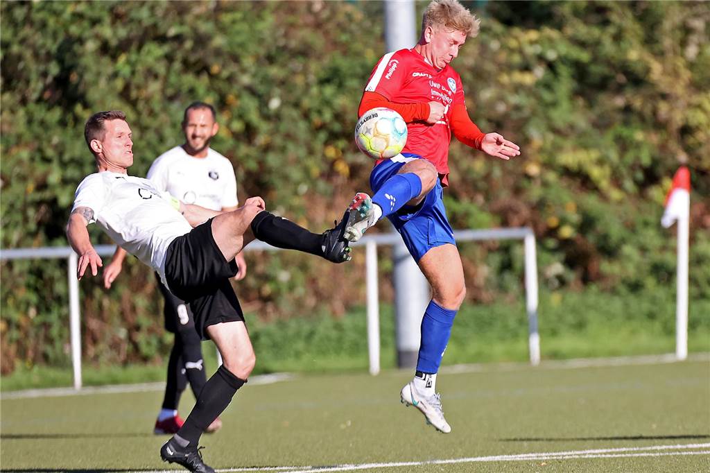 Seinen Rang als aktueller Aufstiegsanwärter hat der FC Castrop-Rauxel durch einen 1:0 (0:0)-Sieg als Gast des SV Westfalia Huckarde unterstrichen. Die 100 Zuschauer, die den Kunstrasen am Blumenkamp säumten, bekamen etwas geboten. Neben dem Tor auch einen verschossenen Elfmeter und einen Platzverweis durch Gelb-Rote Karte.