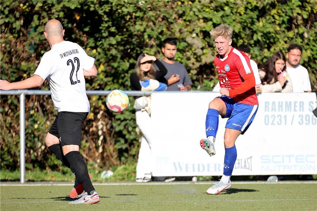 Seinen Rang als aktueller Aufstiegsanwärter hat der FC Castrop-Rauxel durch einen 1:0 (0:0)-Sieg als Gast des SV Westfalia Huckarde unterstrichen. Die 100 Zuschauer, die den Kunstrasen am Blumenkamp säumten, bekamen etwas geboten. Neben dem Tor auch einen verschossenen Elfmeter und einen Platzverweis durch Gelb-Rote Karte.