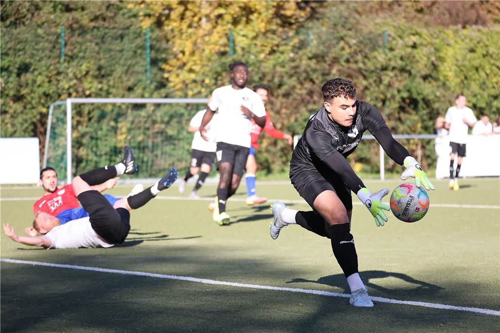 Seinen Rang als aktueller Aufstiegsanwärter hat der FC Castrop-Rauxel durch einen 1:0 (0:0)-Sieg als Gast des SV Westfalia Huckarde unterstrichen. Die 100 Zuschauer, die den Kunstrasen am Blumenkamp säumten, bekamen etwas geboten. Neben dem Tor auch einen verschossenen Elfmeter und einen Platzverweis durch Gelb-Rote Karte.
