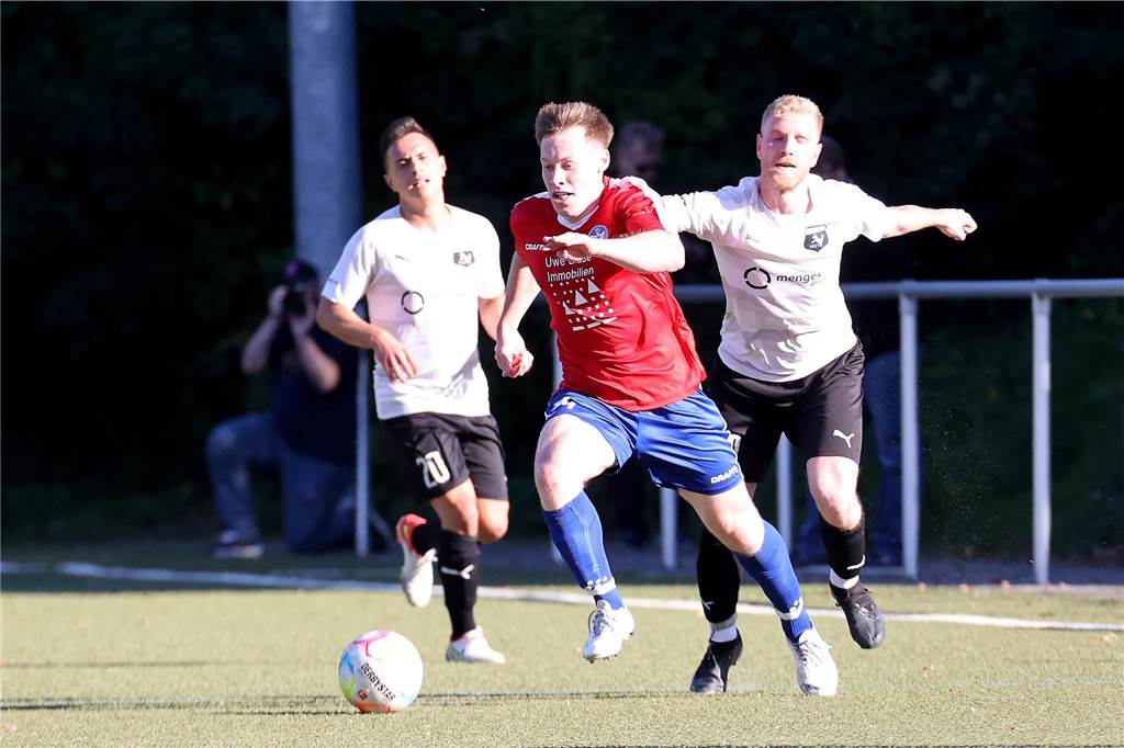 Seinen Rang als aktueller Aufstiegsanwärter hat der FC Castrop-Rauxel durch einen 1:0 (0:0)-Sieg als Gast des SV Westfalia Huckarde unterstrichen. Die 100 Zuschauer, die den Kunstrasen am Blumenkamp säumten, bekamen etwas geboten. Neben dem Tor auch einen verschossenen Elfmeter und einen Platzverweis durch Gelb-Rote Karte.
