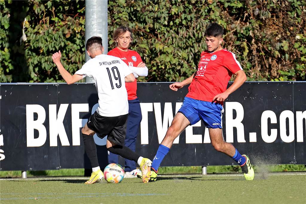 Seinen Rang als aktueller Aufstiegsanwärter hat der FC Castrop-Rauxel durch einen 1:0 (0:0)-Sieg als Gast des SV Westfalia Huckarde unterstrichen. Die 100 Zuschauer, die den Kunstrasen am Blumenkamp säumten, bekamen etwas geboten. Neben dem Tor auch einen verschossenen Elfmeter und einen Platzverweis durch Gelb-Rote Karte.