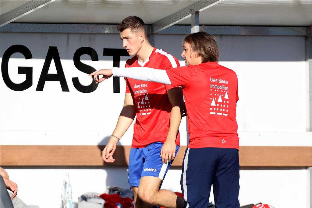 Seinen Rang als aktueller Aufstiegsanwärter hat der FC Castrop-Rauxel durch einen 1:0 (0:0)-Sieg als Gast des SV Westfalia Huckarde unterstrichen. Die 100 Zuschauer, die den Kunstrasen am Blumenkamp säumten, bekamen etwas geboten. Neben dem Tor auch einen verschossenen Elfmeter und einen Platzverweis durch Gelb-Rote Karte.