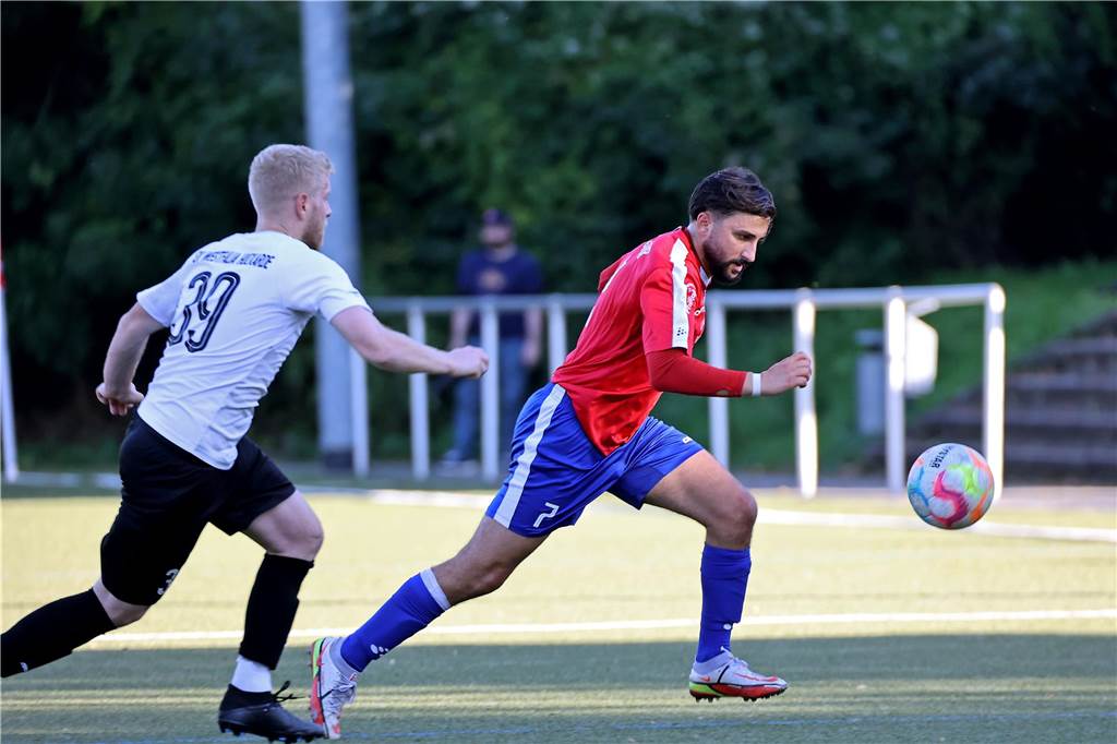 Seinen Rang als aktueller Aufstiegsanwärter hat der FC Castrop-Rauxel durch einen 1:0 (0:0)-Sieg als Gast des SV Westfalia Huckarde unterstrichen. Die 100 Zuschauer, die den Kunstrasen am Blumenkamp säumten, bekamen etwas geboten. Neben dem Tor auch einen verschossenen Elfmeter und einen Platzverweis durch Gelb-Rote Karte.