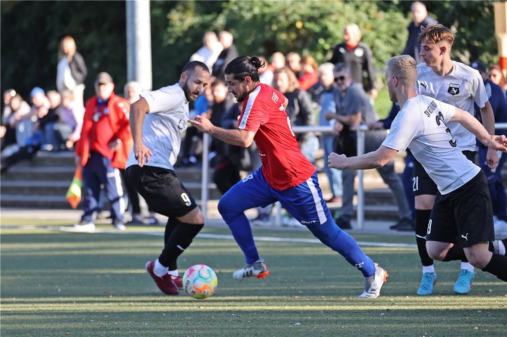 Seinen Rang als aktueller Aufstiegsanwärter hat der FC Castrop-Rauxel durch einen 1:0 (0:0)-Sieg als Gast des SV Westfalia Huckarde unterstrichen. Die 100 Zuschauer, die den Kunstrasen am Blumenkamp säumten, bekamen etwas geboten. Neben dem Tor auch einen verschossenen Elfmeter und einen Platzverweis durch Gelb-Rote Karte.