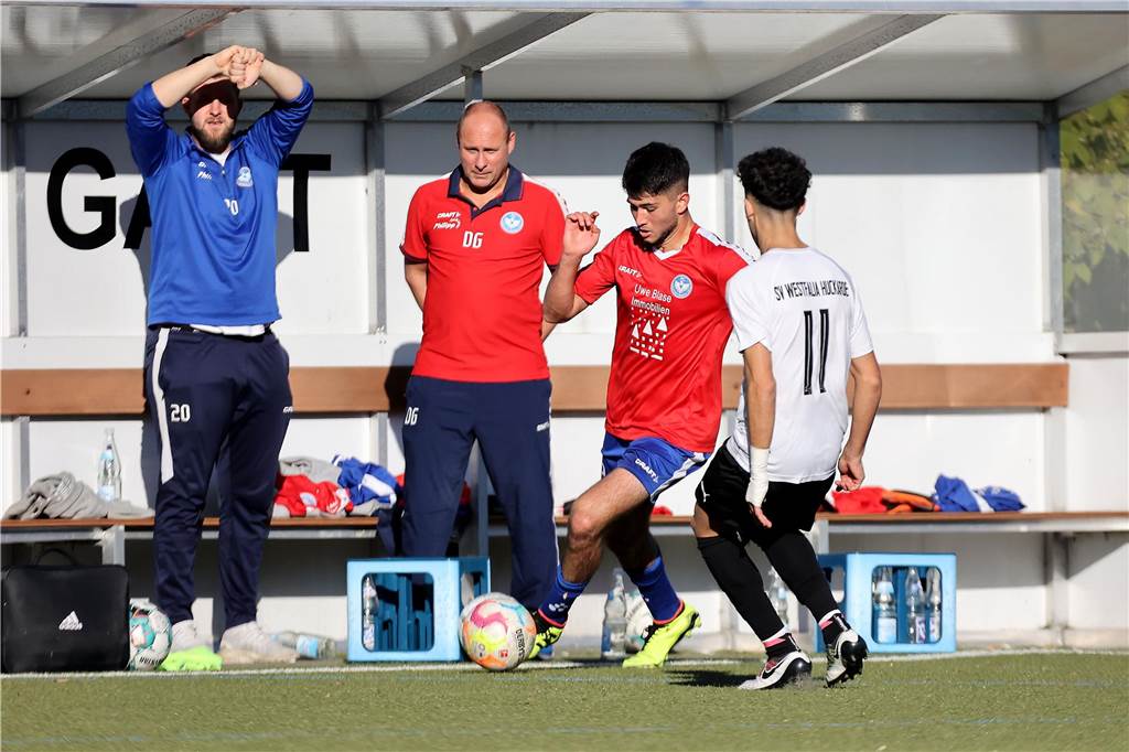 Seinen Rang als aktueller Aufstiegsanwärter hat der FC Castrop-Rauxel durch einen 1:0 (0:0)-Sieg als Gast des SV Westfalia Huckarde unterstrichen. Die 100 Zuschauer, die den Kunstrasen am Blumenkamp säumten, bekamen etwas geboten. Neben dem Tor auch einen verschossenen Elfmeter und einen Platzverweis durch Gelb-Rote Karte.