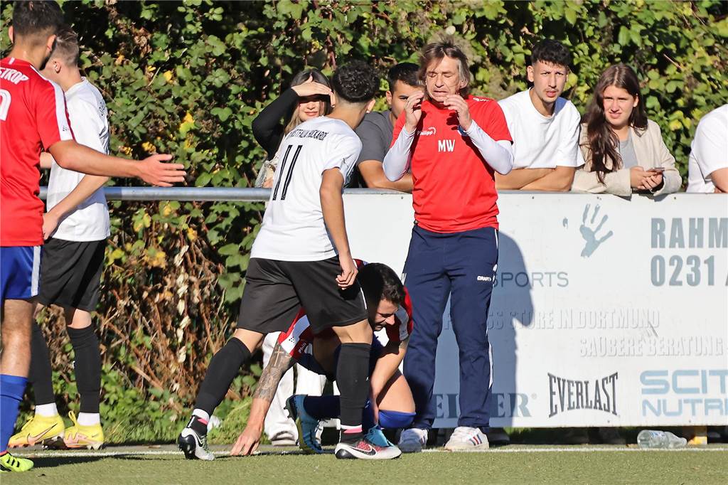 Seinen Rang als aktueller Aufstiegsanwärter hat der FC Castrop-Rauxel durch einen 1:0 (0:0)-Sieg als Gast des SV Westfalia Huckarde unterstrichen. Die 100 Zuschauer, die den Kunstrasen am Blumenkamp säumten, bekamen etwas geboten. Neben dem Tor auch einen verschossenen Elfmeter und einen Platzverweis durch Gelb-Rote Karte.