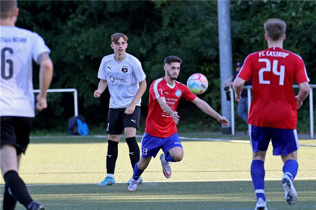 Seinen Rang als aktueller Aufstiegsanwärter hat der FC Castrop-Rauxel durch einen 1:0 (0:0)-Sieg als Gast des SV Westfalia Huckarde unterstrichen. Die 100 Zuschauer, die den Kunstrasen am Blumenkamp säumten, bekamen etwas geboten. Neben dem Tor auch einen verschossenen Elfmeter und einen Platzverweis durch Gelb-Rote Karte.