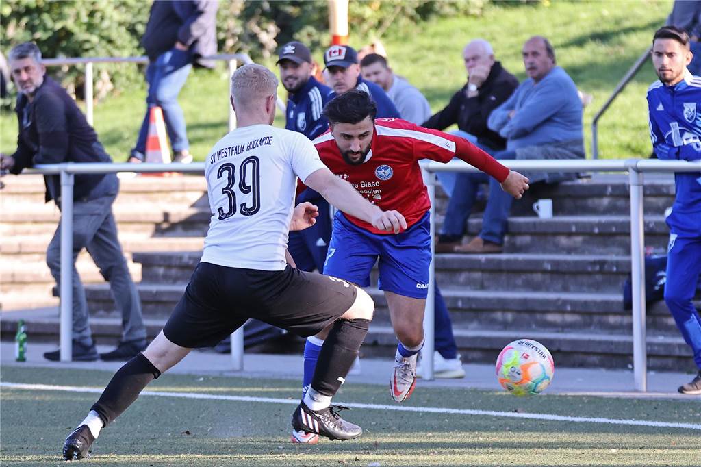 Seinen Rang als aktueller Aufstiegsanwärter hat der FC Castrop-Rauxel durch einen 1:0 (0:0)-Sieg als Gast des SV Westfalia Huckarde unterstrichen. Die 100 Zuschauer, die den Kunstrasen am Blumenkamp säumten, bekamen etwas geboten. Neben dem Tor auch einen verschossenen Elfmeter und einen Platzverweis durch Gelb-Rote Karte.