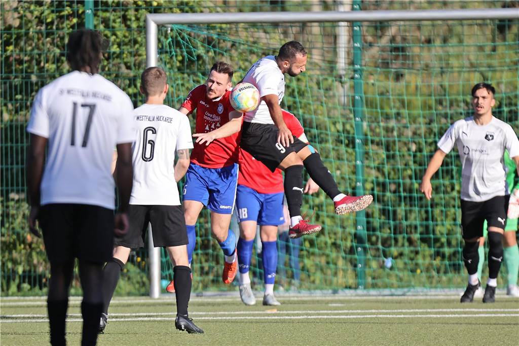 Seinen Rang als aktueller Aufstiegsanwärter hat der FC Castrop-Rauxel durch einen 1:0 (0:0)-Sieg als Gast des SV Westfalia Huckarde unterstrichen. Die 100 Zuschauer, die den Kunstrasen am Blumenkamp säumten, bekamen etwas geboten. Neben dem Tor auch einen verschossenen Elfmeter und einen Platzverweis durch Gelb-Rote Karte.