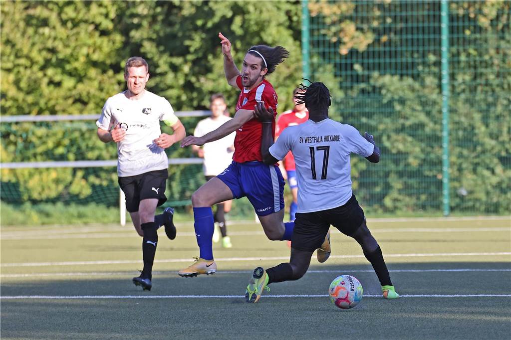Seinen Rang als aktueller Aufstiegsanwärter hat der FC Castrop-Rauxel durch einen 1:0 (0:0)-Sieg als Gast des SV Westfalia Huckarde unterstrichen. Die 100 Zuschauer, die den Kunstrasen am Blumenkamp säumten, bekamen etwas geboten. Neben dem Tor auch einen verschossenen Elfmeter und einen Platzverweis durch Gelb-Rote Karte.
