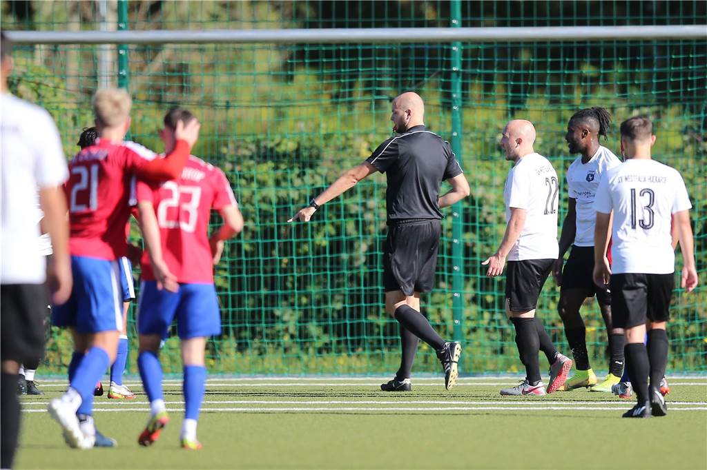 Seinen Rang als aktueller Aufstiegsanwärter hat der FC Castrop-Rauxel durch einen 1:0 (0:0)-Sieg als Gast des SV Westfalia Huckarde unterstrichen. Die 100 Zuschauer, die den Kunstrasen am Blumenkamp säumten, bekamen etwas geboten. Neben dem Tor auch einen verschossenen Elfmeter und einen Platzverweis durch Gelb-Rote Karte.