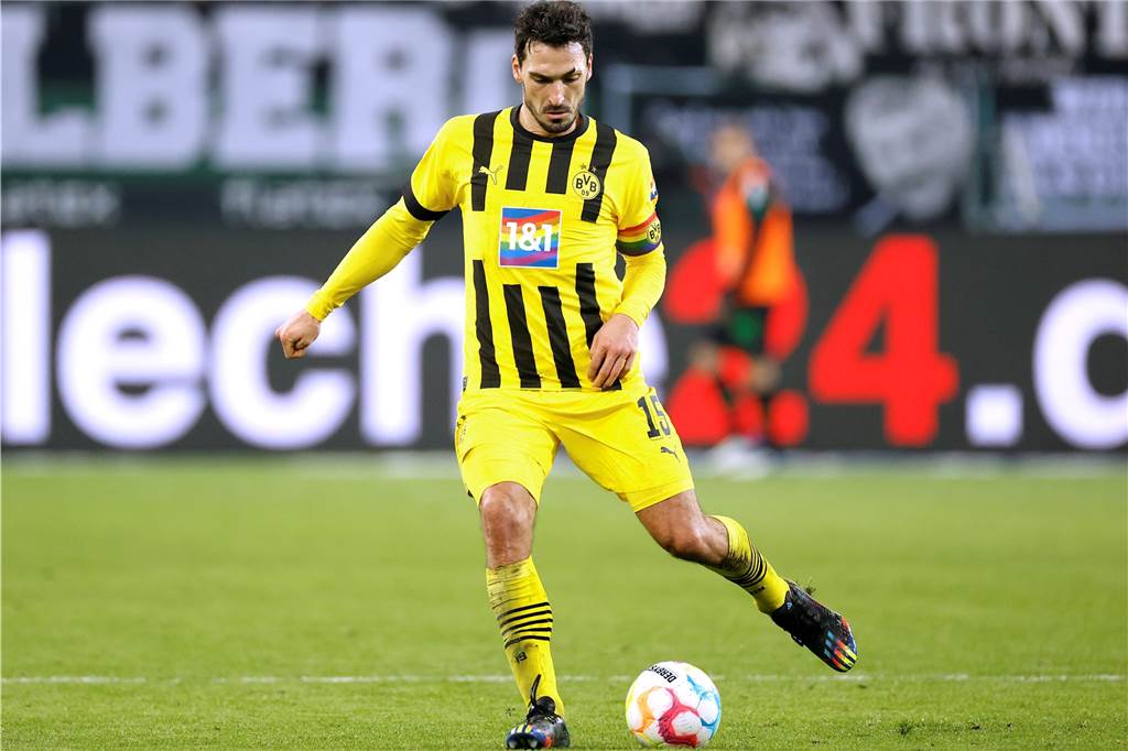 Genau vor 110 Jahren: BVB entscheidet sich für gelb-schwarz Mats Hummels spielt einen Pass.