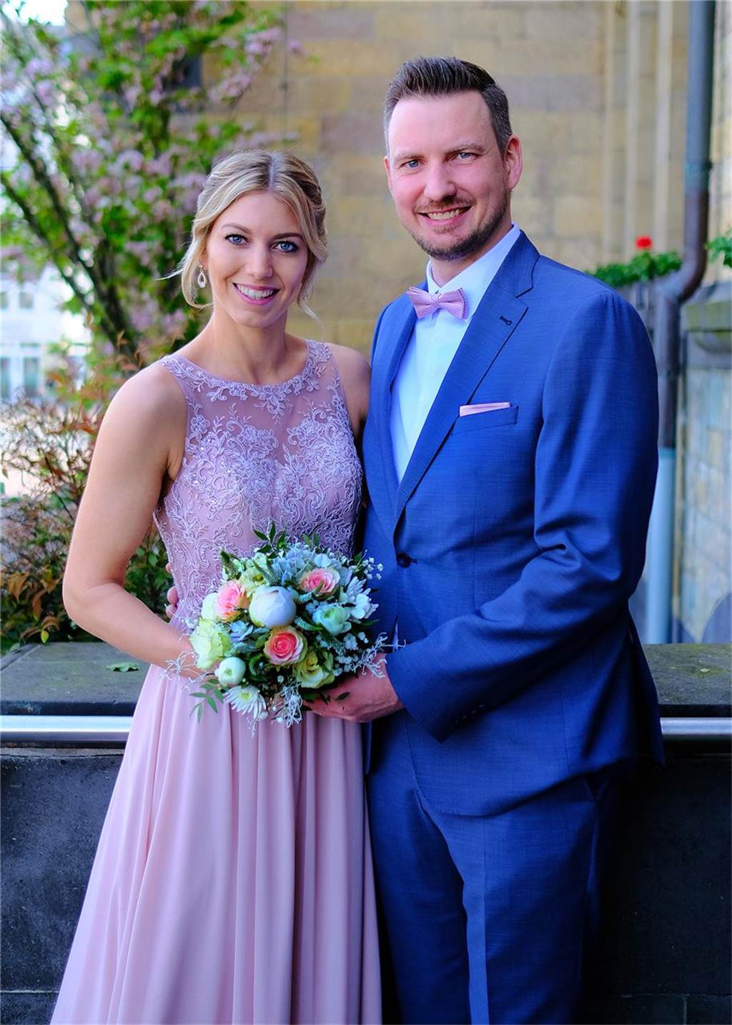 Hochzeitspaar Carina Lackmann und Manuel Utech vor dem Standesamt in Recklinghausen