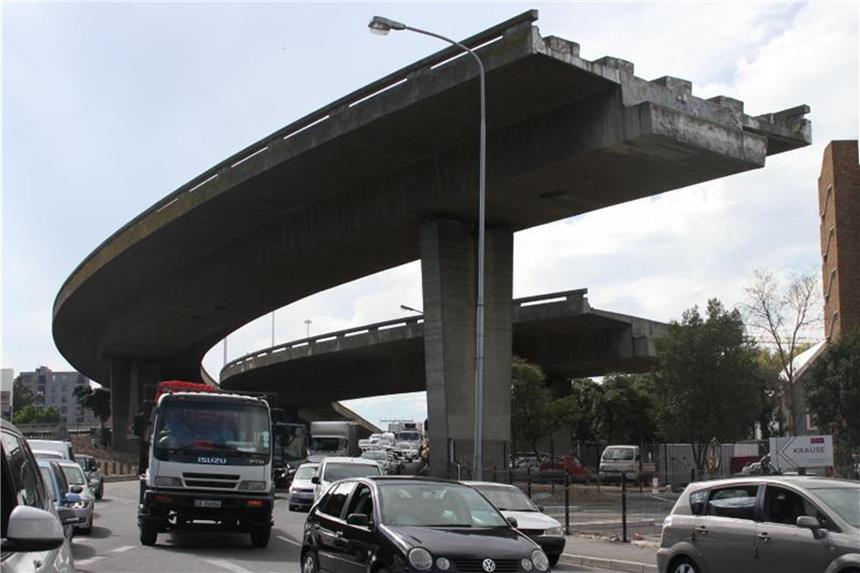 Kapstadts „Brücke ins Nichts“ soll fertig werden Seit 1977 steht die funktionslose Überführung in der Nähe der berühmten V&A Waterfront. Warum ihr Bau abgebrochen wurde, ist nicht vollkommen klar. Foto: Kristin Palitza