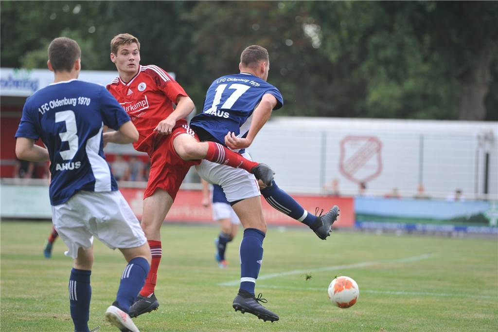 FC Oldenburg: Von der Thekenmannschaft zum B-Kreisligisten in 50 Jahren Seit 2005 spielt der FC Oldenburg im Ligabetrieb um Punkte, aktuell in der Kreisliga B. Hier ein Duell auf dem Platz an der Ridderstraße bei der jüngsten Stadtmeisterschaft.