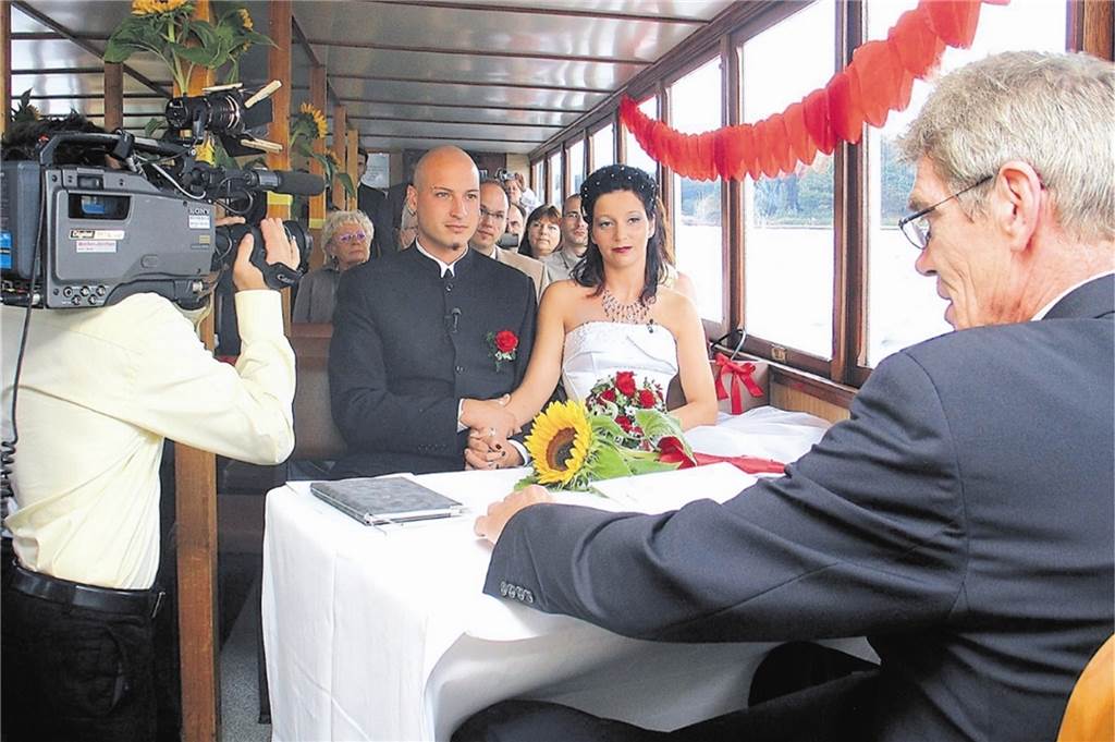 Ein Paar heiratet auf der Möwe.