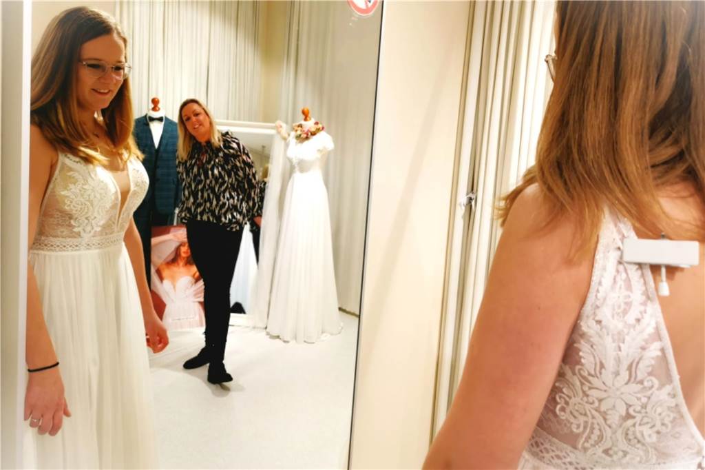 Ein Traum in Weiß: Das perfekte Kleid Seit 2009 bietet das Hochzeitshaus Haltern am See eine umfassende Auswahl an Brautkleidern an. Hier findet auch Paula ihr passendes Outfit.