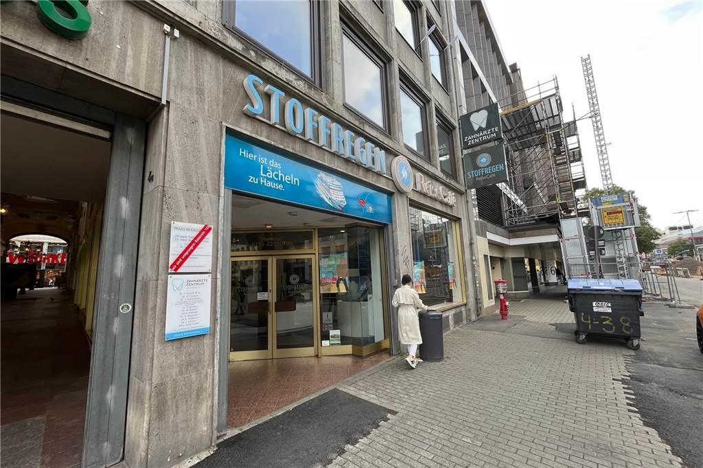 Seit 2009 hatte das Stoffregen Reisecafé hier an der Kampstraße in Dortmund am Eingang zur Krüger-Passage seinen Standort. Wie die Geschäftsräume nach dem Umzug in die Thier-Galerie weiter genutzt werden, ist noch nicht bekannt.