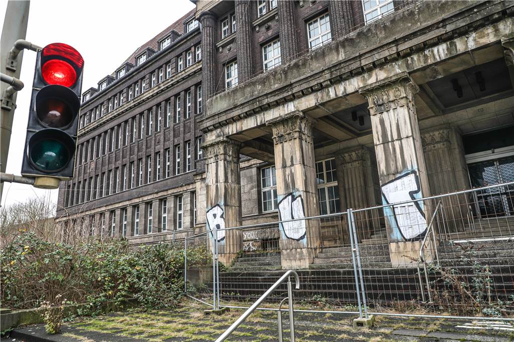 Alte Hoesch-Zentrale überraschend wieder verkauft - Neuer Investor hat schon Pläne Seit 2011 gibt es kein Weiterkommen, alle Umbaupläne für die traditionsreiche Immobilie haben sich zerschlagen.