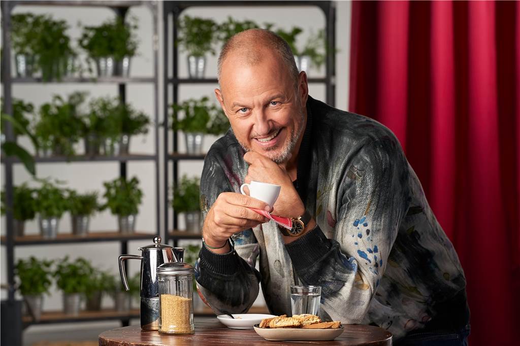 Frank Rosin: Glücklich mit einem Kaffee im Schlafanzug vor der Haustür Seit 2011 hält Frank Rosin mit seinem Restaurant zwei Michelin-Sterne.