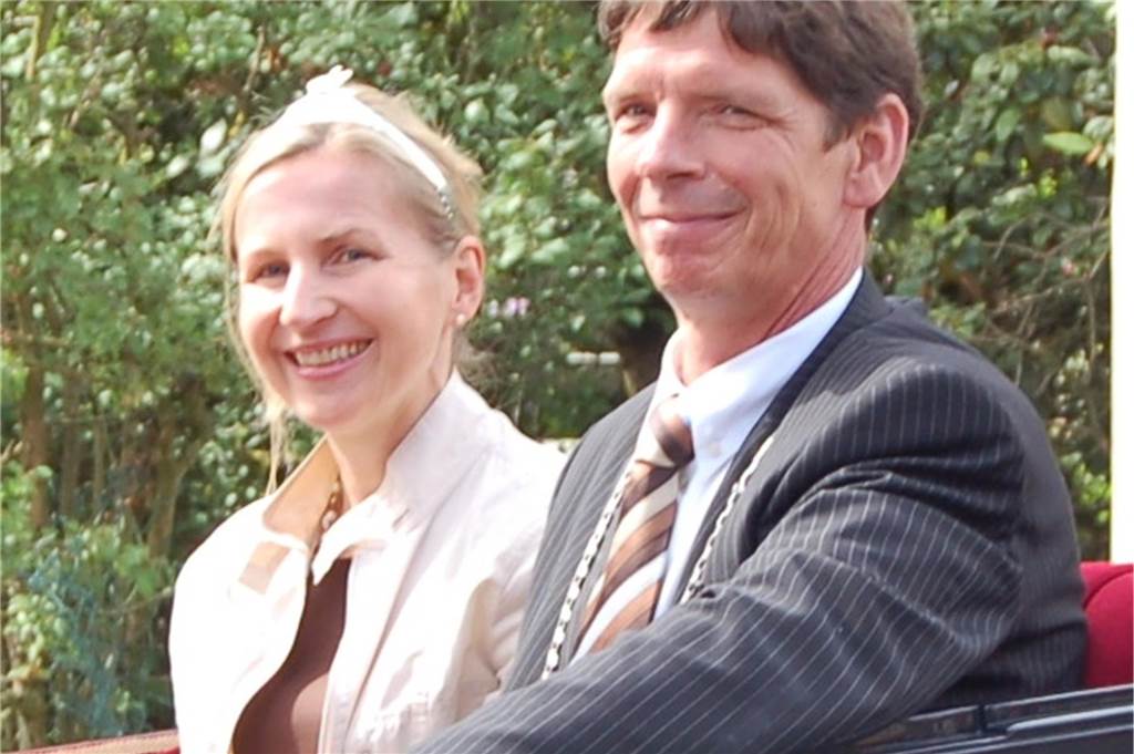 Kaiserschießen an einem ungewöhnlichen Ort: Neue Fahne nach 185 Jahren Waltraud Walfort und Bernhard Olthoff, das amtierende Kaiserpaar der Legdener Bürgerschützen.