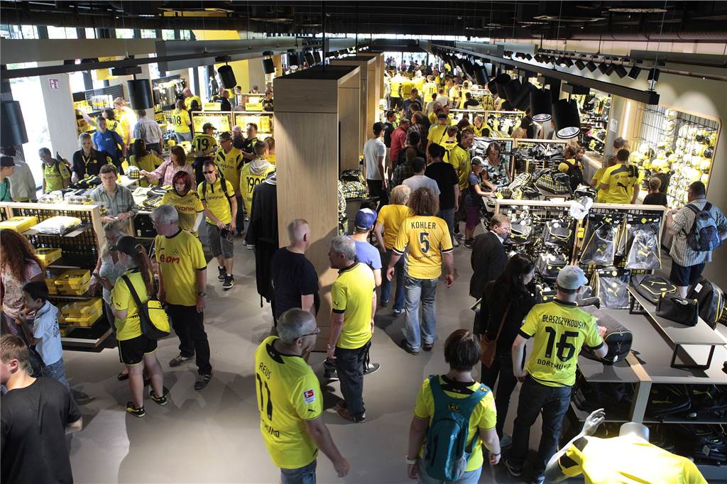 BVB und Bayern nicht im Trend: Merchandising zieht in der Bundesliga wieder leicht an BVB-Anhänger laufen durch die Fanwelt.