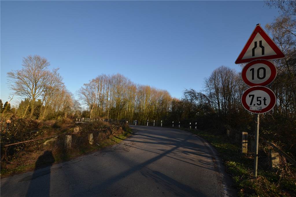 Umleitungen führen Radfahrer im Dortmunder Westen in die Irre Seit 2016 will die Stadt Dortmund die marode Straßenbrücke über die Bahn erneuern. Seit Jahren sind hier nur 10 km/h erlaubt.
