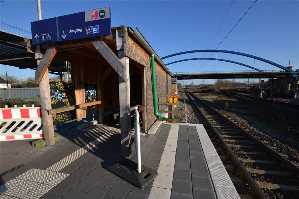 Deutsche Bahn: Was wird aus dem historischen Dortmunder Bahnsteigdach? Provisorischer Holzverschlag an der Bahnsteigtreppe.