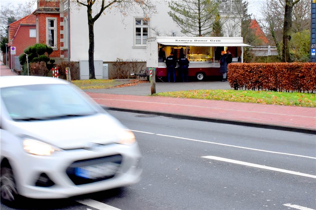 Samerosos muss schließen: Imbiss verliert Standort nach 22 Jahren Seit 22 Jahren steht der Imbisswagen auf dem Parkplatz neben der Spielhalle an der Wüllener Straße. Das ist Ende des Jahres vorbei. Der neue Spielhallen-Betreiber hat den Pachtvertrag nicht verlängert.