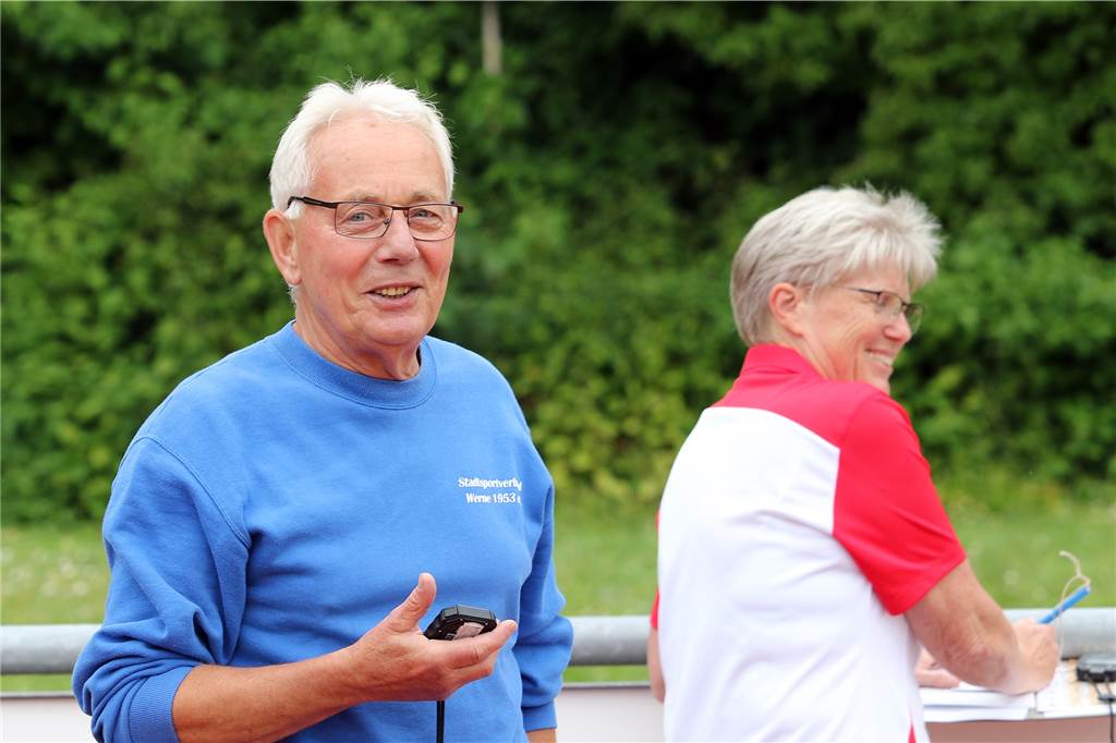 Viele begeisterte Teilnehmer bei den Sportabzeichen - weitere Chancen in den nächsten Wochen Seit 25 Jahren halten Prüfer Rolf Hiemer und Prüferin Anette Rakoniewski dem Stadtsportverband bei der Sportabzeichen-Abnahme die Stange.