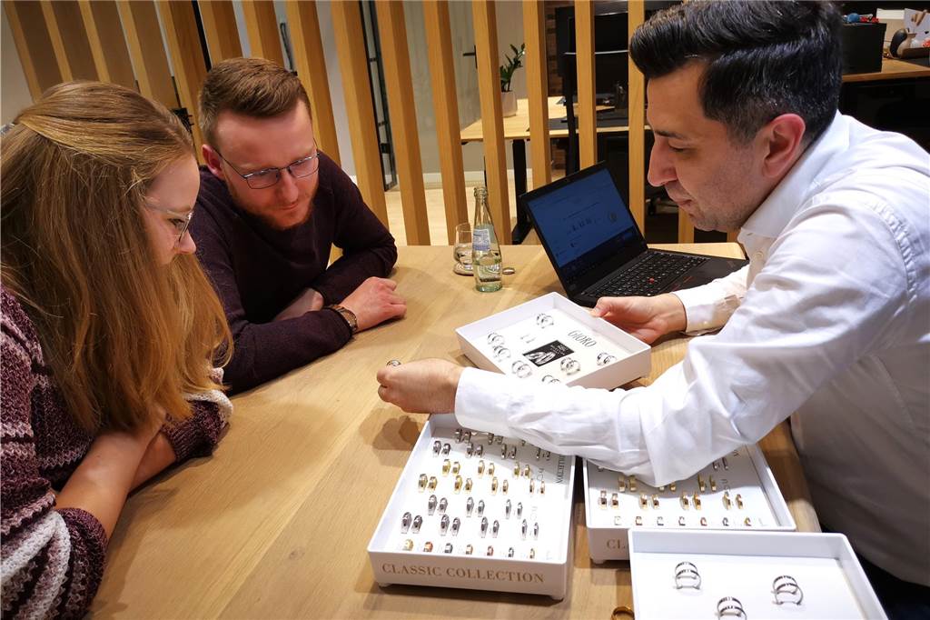 Robuste Ringe für das Eheglück: Paula und Benedikt finden ihre Trauringe Seit 25 Jahren ist das Familienunternehmen Golden Eye GmbH auch in Essen zu finden. Mit viel Erfahrung und geschultem Auge berät Berkan Tatar unser Traumpaar.