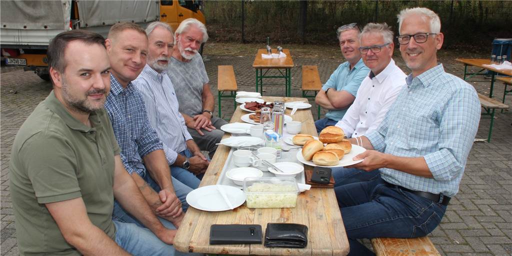 Arbeitslos in Lünen: AIL gibt Hilfestellung und Jobs seit 25 Jahren Seit 25 Jahren setzen sich Manfred Pöhland (hinten links) und seine Mitstreiter für Erwerbslose in Lünen ein. Am Samstag (27. 8.) haben sie gefeiert.