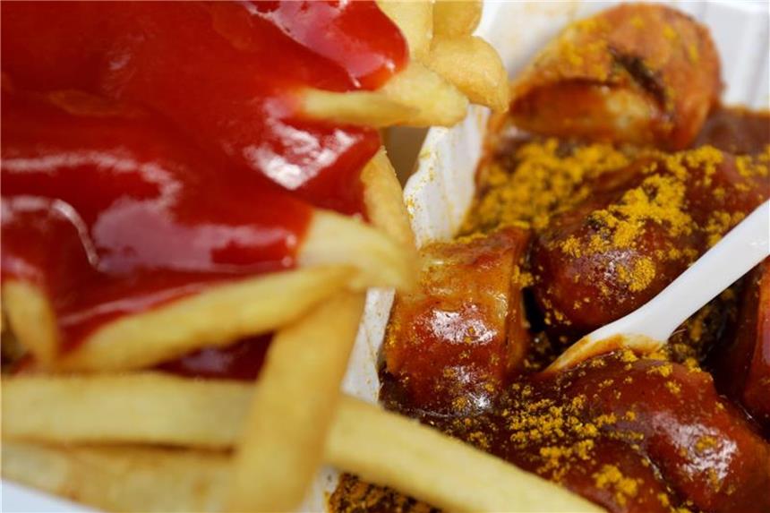 Kantinen-Hitliste: Currywurst nicht vom Thron zu stoßen Seit 26 Jahren auf Platz eins: Currywurst mit Pommes und Ketchup. Foto: Oliver Berg