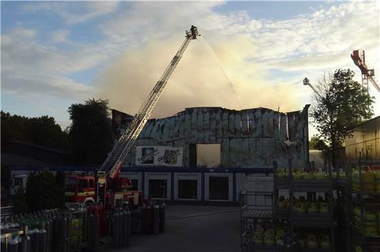 Lagerhalle im Dortmunder Westen in Flammen – Rauch kilometerweit zu sehen