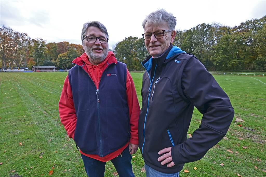 Fußball-Stars der Euro2024 könnten im Dortmunder Westen trainieren Seit 30 Jahren bereitet der Stadionrasen Probleme, sagen 08/20-Vorsitzender Michael Schulz (l.) und der 2. Geschäftsführer Josef Toth. Sie sehnen die Sanierung herbei.