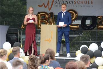 Seit 30 Jahren besteht die Gesamtschule Olfen, im Jubiläumsjahr fand zum ersten Mal die Abi-Feier im Naturbad statt.