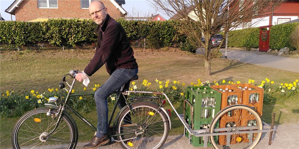 Hartmut Giese (60) aus Haltern hat 16 Jahre auf das Auto verzichtet Seit 37 Jahren erledigt Hartmut Giese den Getränkekauf mit seinem Fahrradanhänger.