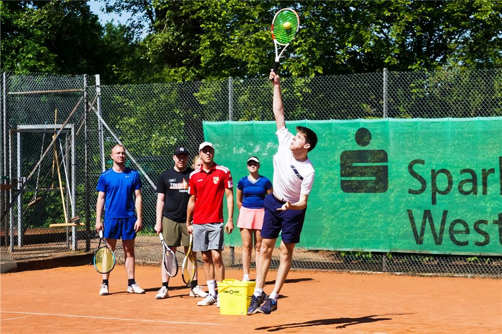 Von Tanz bis Kampf: VFL Ahaus sorgt zum 130-Jährigen für viel Bewegung Seit 40 Jahren gibt es die Tennisabteilung des VFL Ahaus. Auf den Plätzen konnten verschiedene Stationen absolviert werden. An einer Station konnte man die Geschwindigkeit seines Aufschlages testen lassen.
