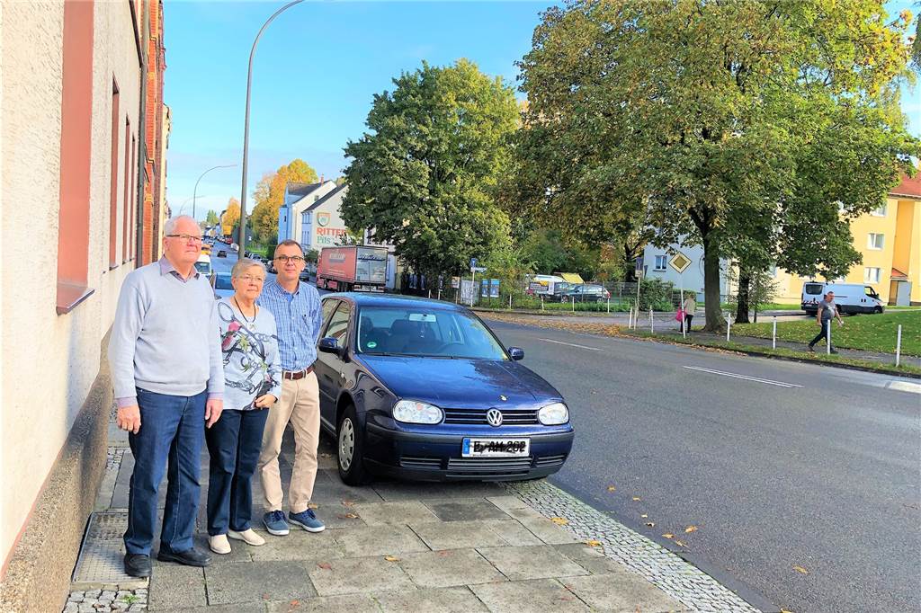 Seit 56 Jahren wohnt das Ehepaar Emma und Gerhard Otto an der Provinzialstraße. Ihr Sohn Thomas (r.) zog 1989 aus.