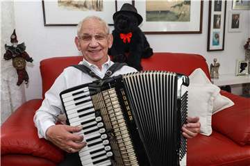 Seit 70 Jahren steht Hans-Werner Henseler auf der Bühne. Zwar konnte er wegen Corona sein Jubiläum nicht feiern, die Laune lässt er sich aber nicht verderben.