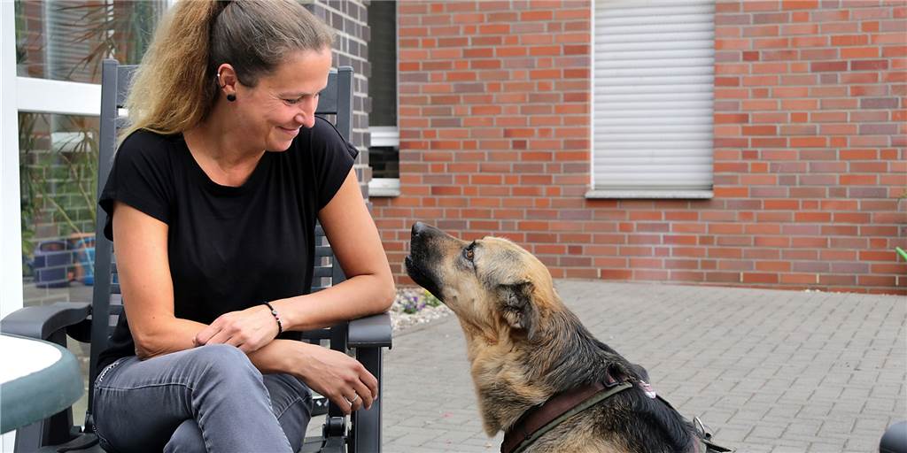 Schäferhundmischling „Emma“ ist der Star im Haus in der Freiheit Seit Abteilungsleiterin Sandra Stenert ihren Hund "Emma" mit in die Einrichtung bringt, ist dieser der Star im Haus.