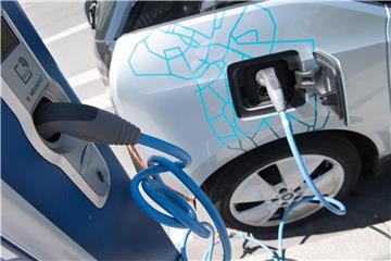 Seit acht Jahren ist Bad Neustadt Modellstadt für Elektromobilität. Am Wochenende werden dort auch mehr als 100 Autos mit Elektro- oder Hybrid-Antrieb sowie E-Bikes und Drohnen vorgestellt. Foto: Peter Kneffel