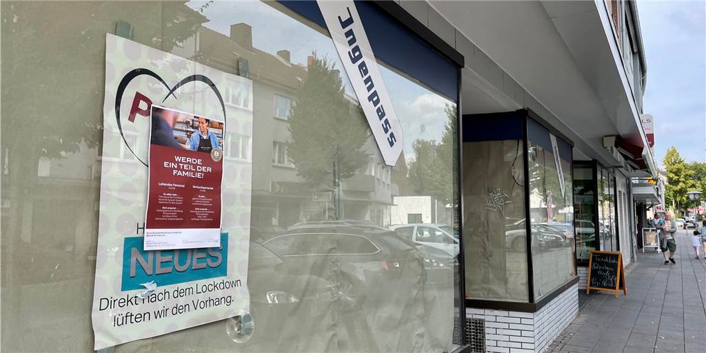 Warten auf Eröffnung: Es tut sich was bei neuer Bäckerei-Filiale im Westen An der Scheibe des leerstehenden Ladenlokals in Huckarde sucht die Bäckerei Beckmann via Aushang nach Personal.