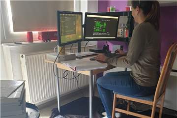 Seit Anfang des Jahres arbeitet Angelina Korth im Homeoffice. Weil sie alleine lebt, ist das eine besondere Herausforderung.