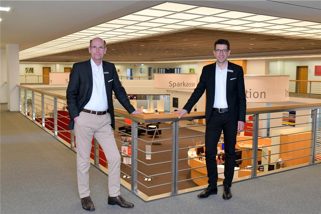 Sparkasse an der Lippe: Institut verdient weniger, Vorstände mehr Seit Anfang dieses Jahres ist Heiko Rautert (r.) Vorstandsvorsitzender der Sparkasse an der Lippe. Das Bild zeigt ihn mit seinem Vorstandskollegen Martin Abdinghoff in der Sparkassen-Zentrale in der Lüner City.