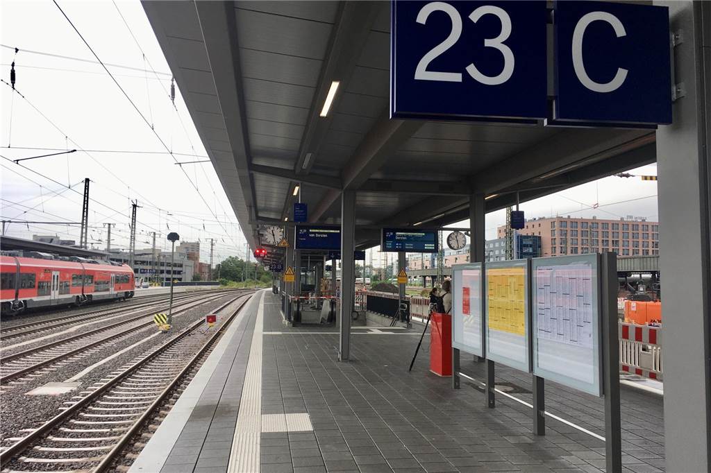 130-Millionen-Baustelle am Hauptbahnhof Dortmund: Das ist der Stand Seit Anfang Juli kann der neugestaltete Bahnsteig mit den Gleisen 21 und 23 genutzt werden.