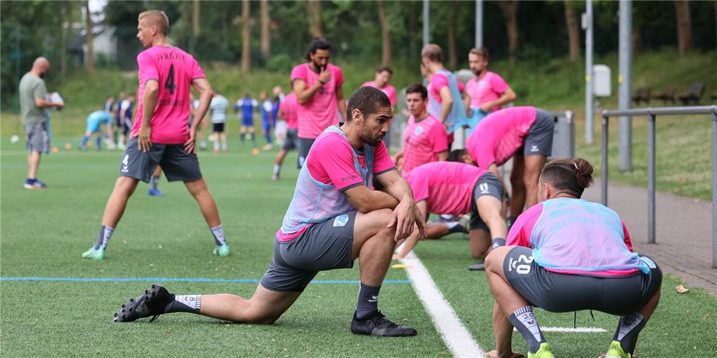 Für Win-Win: Wacker Obercastrop macht gemeinsame Sache mit einem Castrop-Rauxeler Klub Seit Anfang Juli trainieren die Westfalenliga-Fußballer des SV Wacker Obercastrop in ihren neuen pink-farbenen Ausweichtrikots. Von der Kooperation ihres Klubs mit einem Verein aus Castrop-Rauxel profitieren vielleicht auch sie in Zukunft.