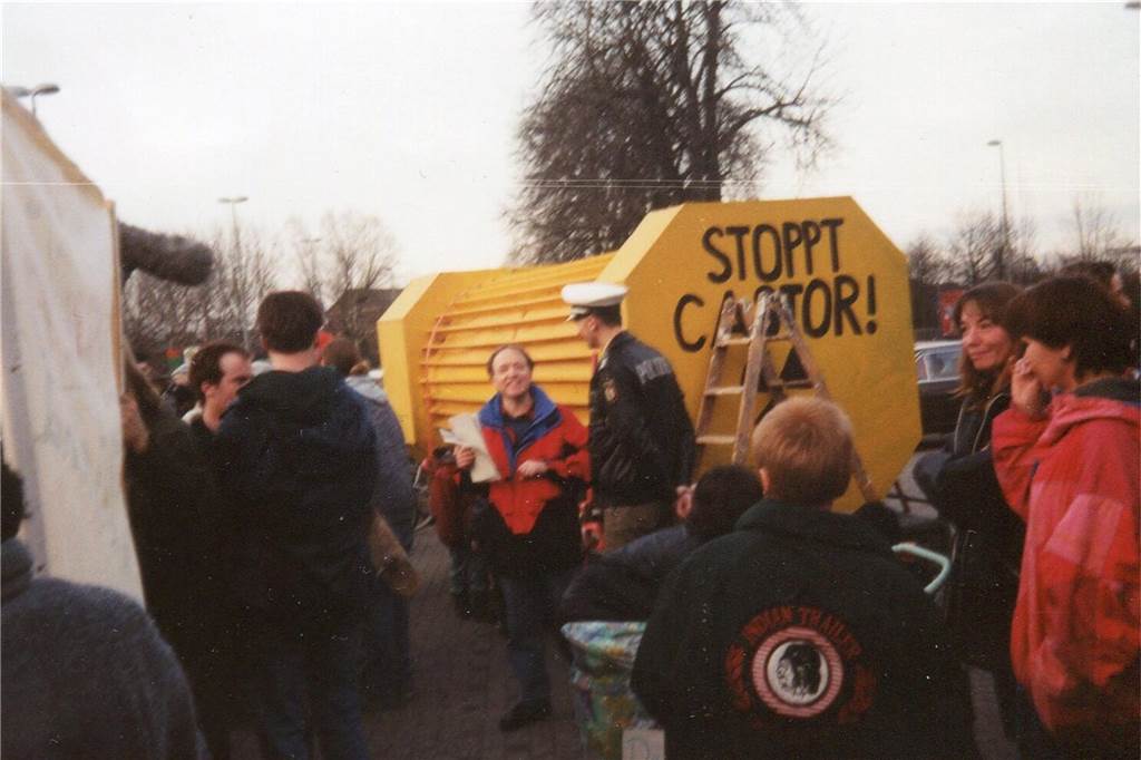 Burkhard Helling bei einem Sonntagsspaziergang 1996 vor einem nachgebauten Castor