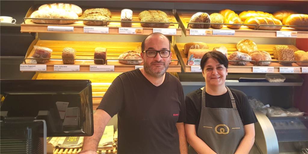 Bäckerei-Kette findet Nachfolger für Castrop-Rauxel: „Wir kriegen das hin!“ Layla und Ahmed Selim hinter der Theke ihrer Kamps-Filiale in der Altstadt von Castrop.